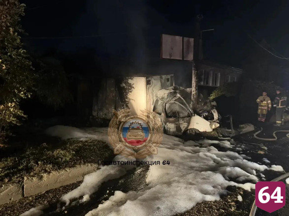 В Саратове автомобиль врезался в столб и загорелся