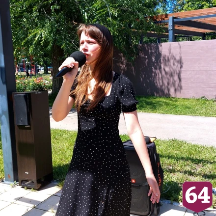 Саратовцы в парке пели под гитару и читали стихи о России