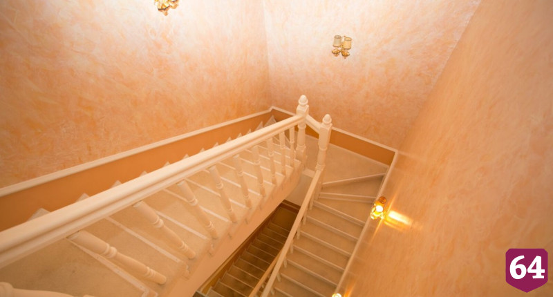 В Саратове за 81 миллион рублей продают особняк с белорусскими кедрами