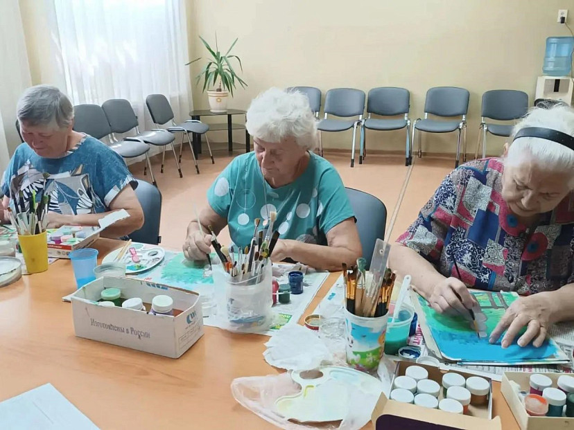 Саратовские пенсионеры проходят реабилитацию с помощью рисования