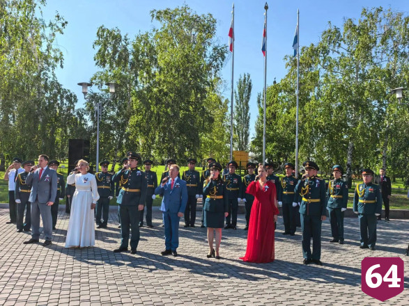 В парке Победы развернули триколор и почтили память защитников Отечества